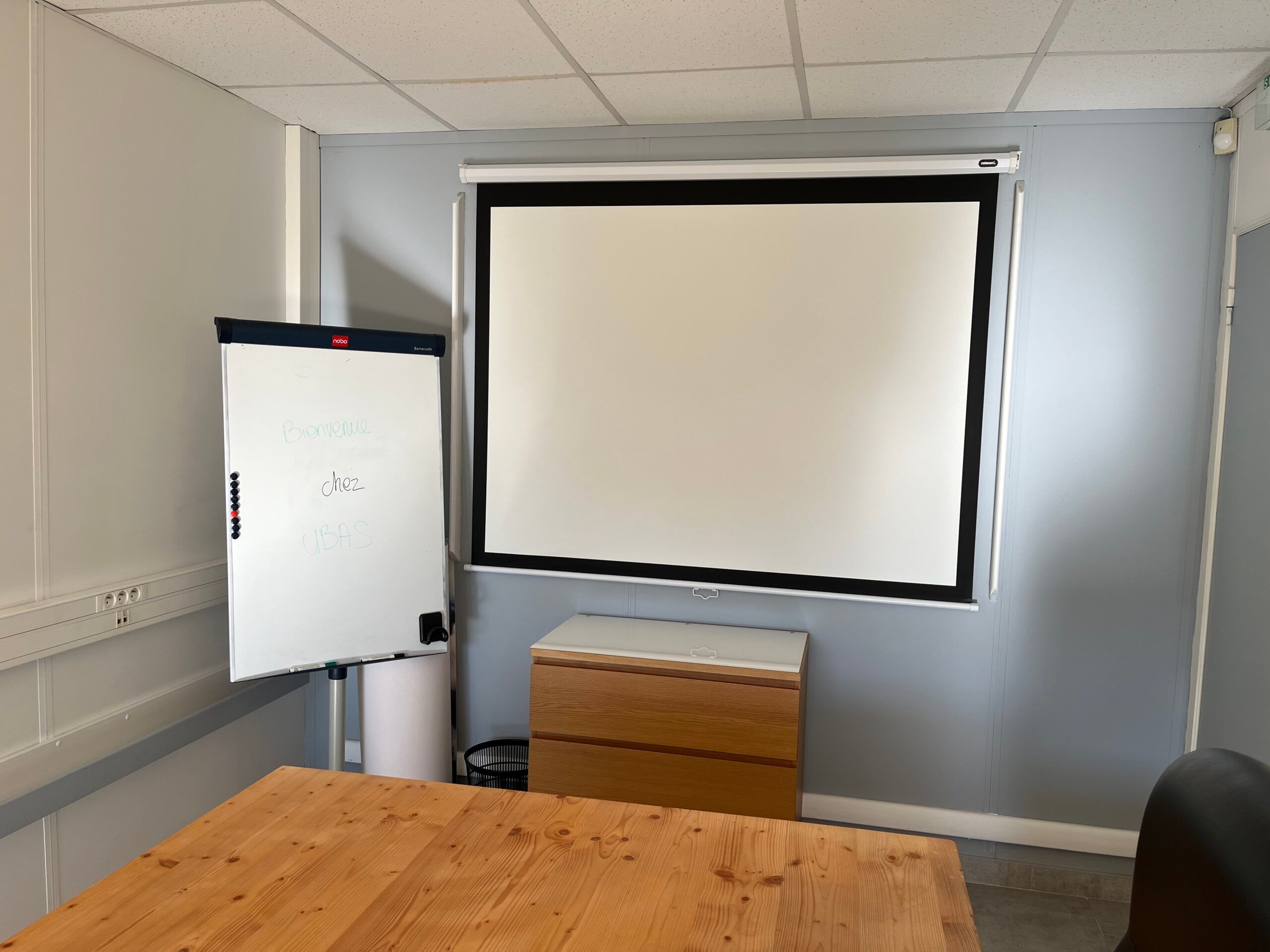 Vidéoprojecteur et paperboard prêts pour une formation
