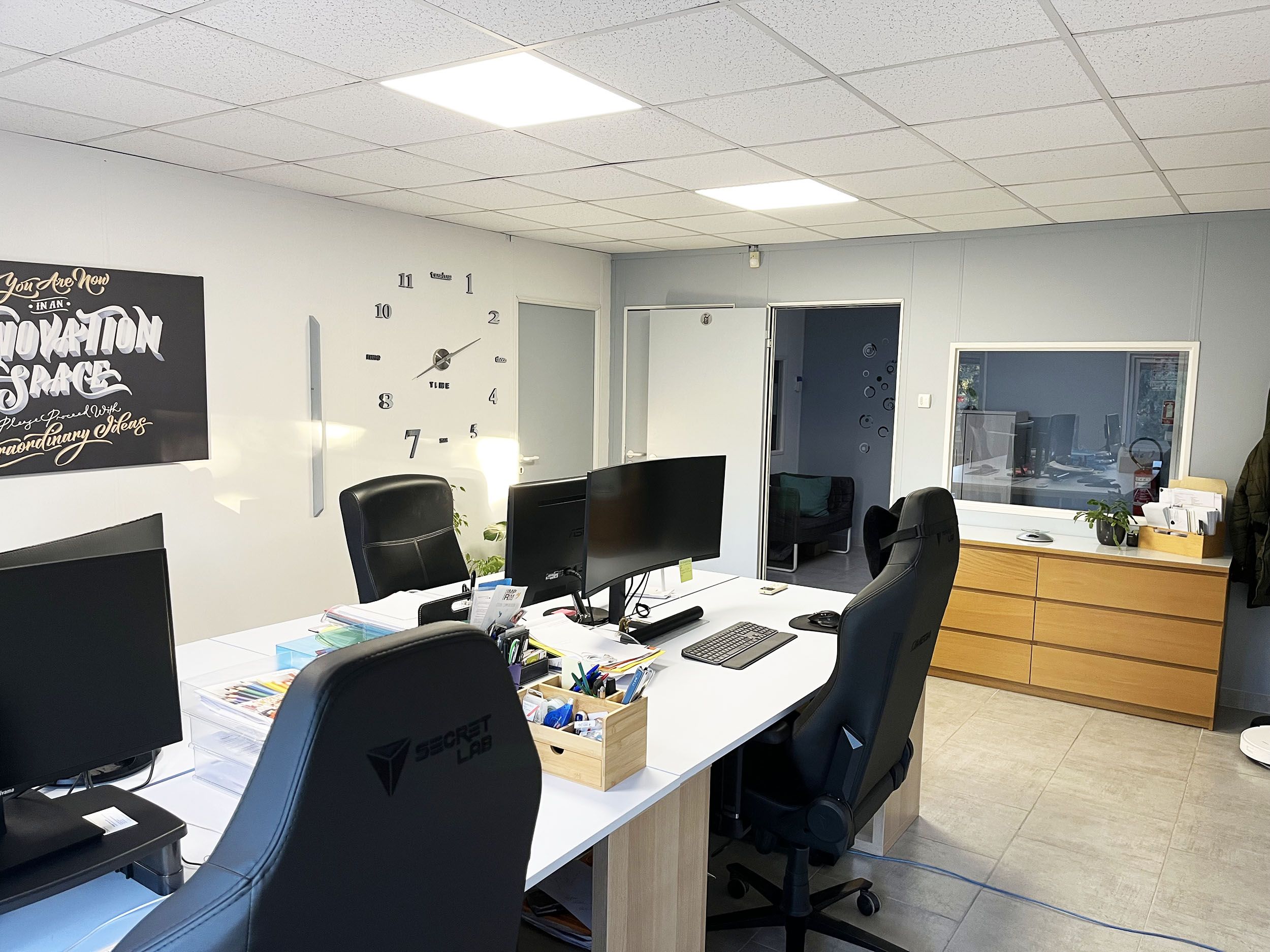 Poste de coworking avec une horloge murale et un bureau blanc