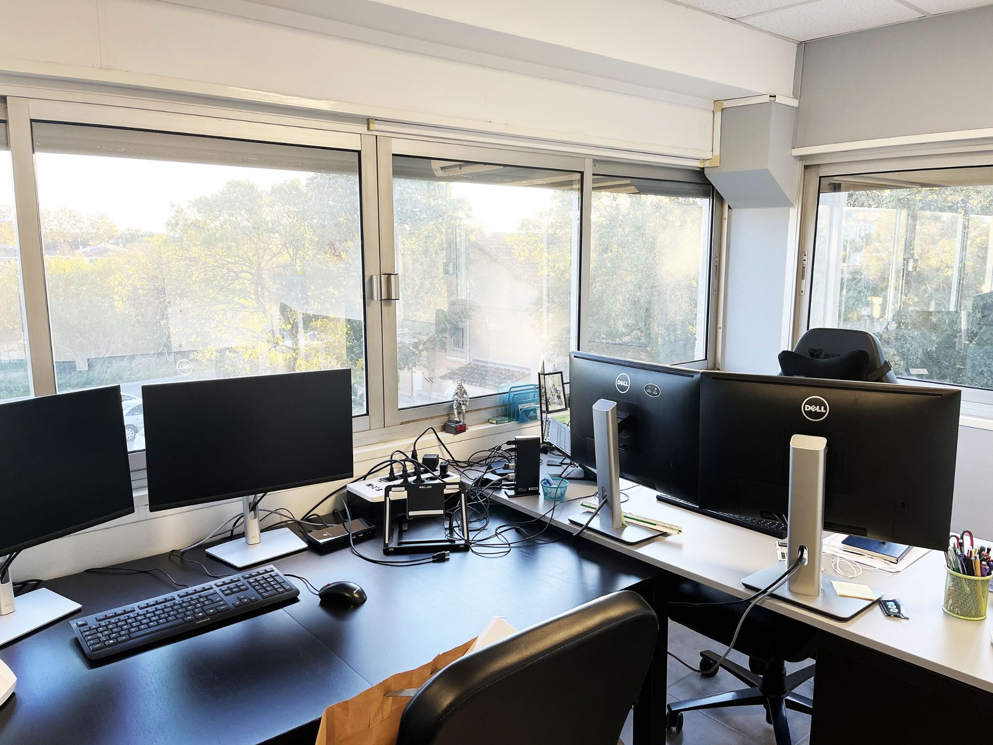 Bureau d’angle lumineux aux grandes fenêtres